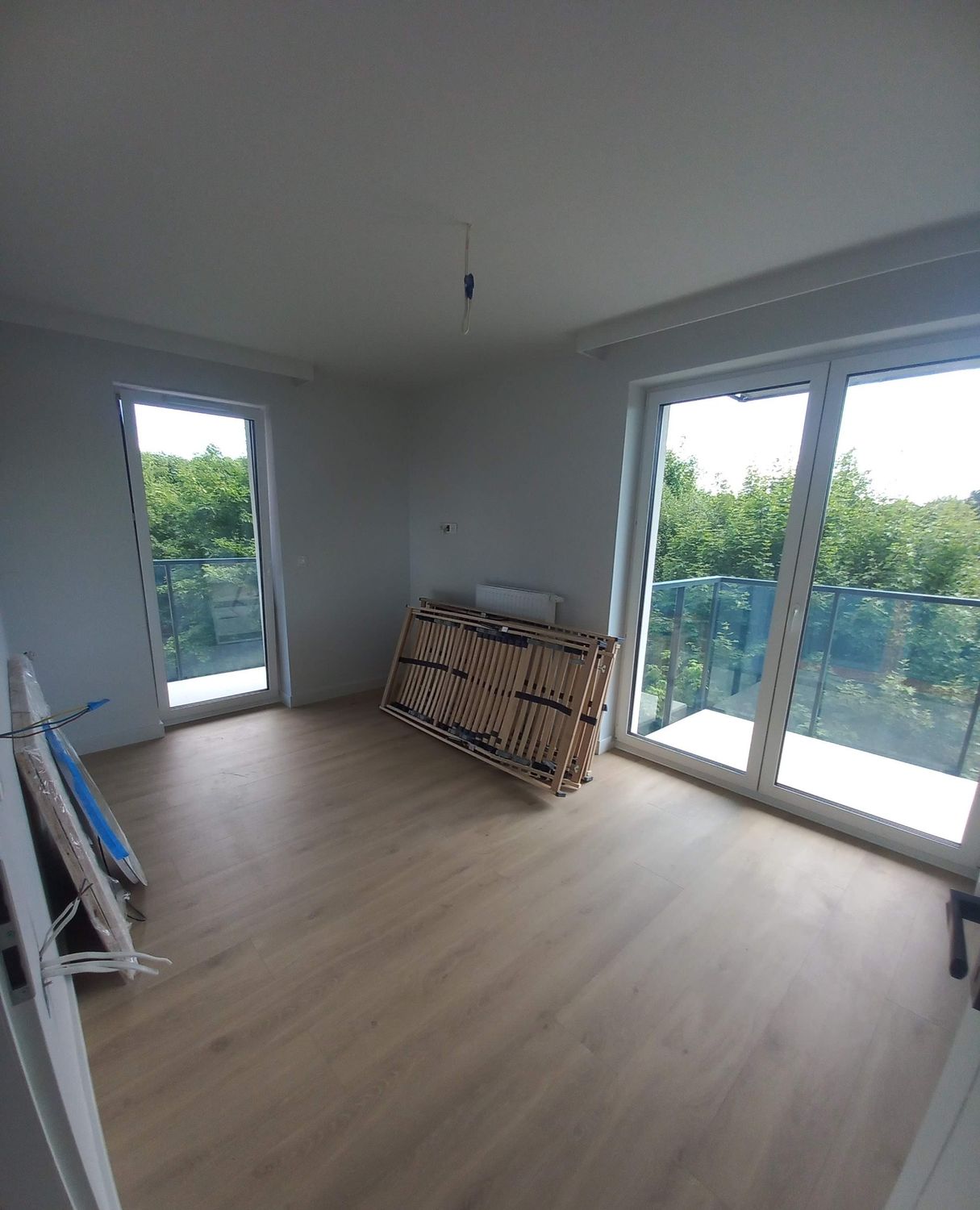 Salon z jasną podłogą laminowaną po pracach wykończeniowych