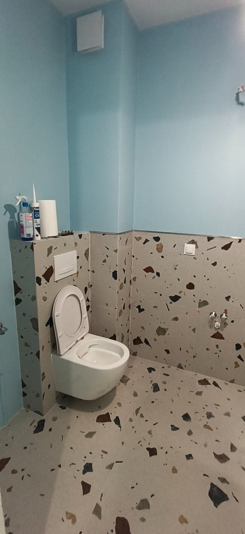 Zabudowa WC i przygotowane przyłącza w łazience po remoncie