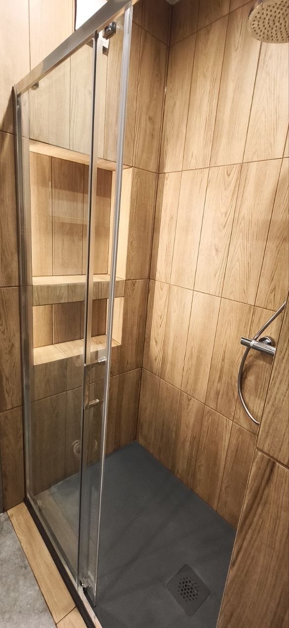 Wnęki w zabudowie i szkło prysznicowe w łazience po remoncie
